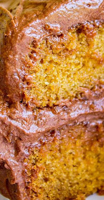 Brown sugar chocolate cake Yellow Cake With Chocolate Frosting, Brown Cake, Brown Sugar Cakes, Cake With Chocolate Frosting, Moist Yellow Cakes, Yellow Cake Recipe, Food Charlatan, A Piece Of Cake, Yellow Cake