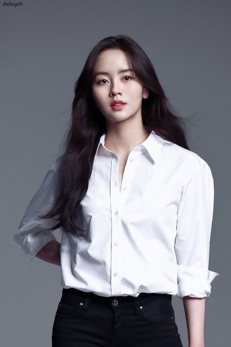 Kim So Hyun Fashion, Korean Photoshoot, Kim So Hyun, Fashion Vocabulary, Kim Sun, Kim Soo Hyun, Couple Photography Poses, Korean Celebrities, Korean Actress