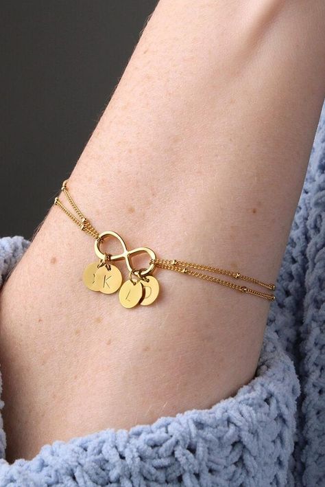 Baby Bracelet Gold, Nepal Bracelets, Initial Heart Necklace, Gold Bracelet Simple, Bracelet With Charms, Smart Jewelry, Mommy To Be, Gold Rings Fashion, Gold Bracelet For Women