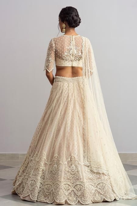 White Pearl Work Blouse, Ivory Lehenga Bridesmaid, Off White Lehenga Combination, Ivory Lehenga Bridal, Pearl Blouse Designs, Simple Bridal Lehenga, Pearl Work Lehenga, Wedding Garments, Pearl Work Saree