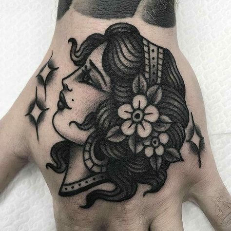 Traditional Tattoo Girls, Traditional Tattoo Outline, Traditional Hand Tattoo, Black And White Tattoo, Face Tattoos For Women, Traditional Tattoo Sleeve, Old School Tattoo Designs, Hand Tattoos For Women, Traditional Tattoo Design