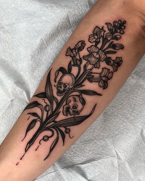 Kelsey Moore on Instagram: “Snapdragon 💀 thanks Elsie! #chicagotattooartist #chicagotattoo #snapdragon #snapdragontattoo #botanicaltattoo #floraltattoo #darkartists…” Snapdragon Skull, Flower Skull Tattoo, Phoenix Tattoo For Men, Skull Tattoo Flowers, Arm Sleeve Tattoos For Women, Arm Tats, Hip Tattoos, Thigh Tattoos, Tattoos Women