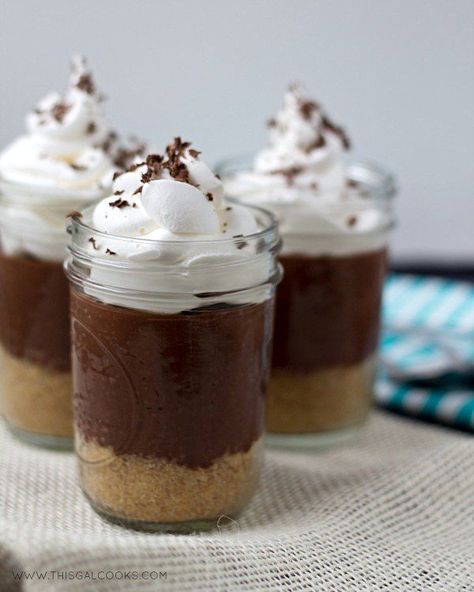 Chocolate Pudding Pie In A Jar from This Gal Cooks Mason Jar Baking, Chocolate Pudding Cups, Chocolate Pudding Pie, Pie In A Jar, Chocolate Pie With Pudding, Mason Jar Desserts, Pudding Pie, Bakers Chocolate, Cream Pies