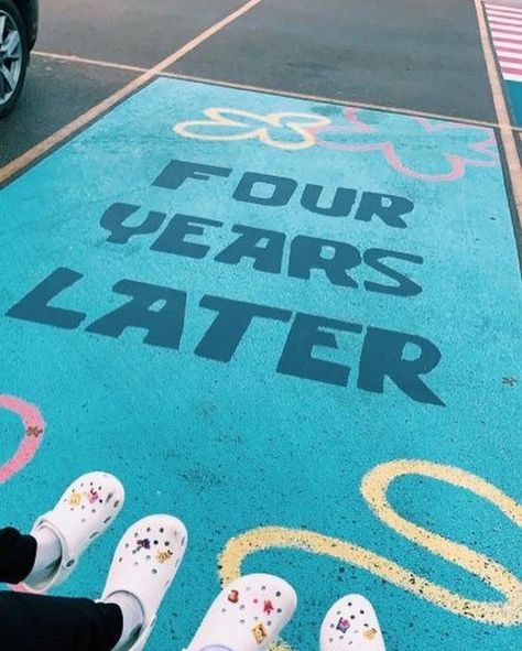 Highschool Parking Spot Ideas, Senior Year Planning, Parking Lot Painting, Senior Year Things, Parking Spot Painting, Bucket List For Teens, High School Graduation Cap, Parking Spot, Graduation Cap Decoration