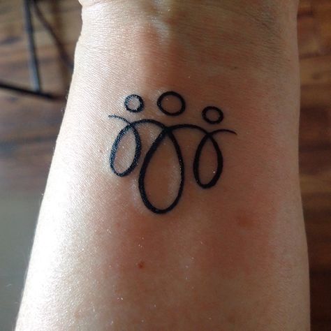 Quiero este Daughters Tattoo, Mother Tattoo, Dragons Tattoo, Mother Daughters, Petit Tattoo, Tattoo Wrist, Mommy Tattoos, Mother Tattoos, Tattoos Geometric