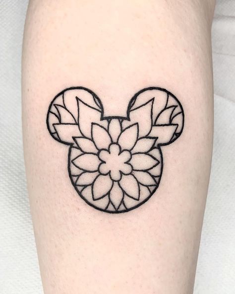 🖤 𝕮𝖆𝖘𝖊𝖞 𝕸𝖆𝖗𝖎𝖊 🖤 on Instagram: “❤️ Mickey Mouse Mandala ❤️ I absolutely loves doing this! Thanks Katie!” Mickey Mouse Mandala Art, Mickey Mouse Mandala, Mouse Tattoo, Mickey Mouse Tattoo, Tattoos 2024, Painted Fashion, Tattoo Disney, Mouse Tattoos, Disney Tattoo