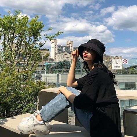 Black Bucket Hat Outfit Korean, Korean Bucket Hat Outfit, Black Bucket Hat Outfit, Bucket Hat Looks, Bucket Hat Outfit, Korean Jeans, Bucket Hat Style, Outfit Korean, Korean Fashion Casual