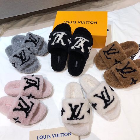 Louis Vuitton Slippers, Lv Slippers, Fluffy Sandals, Lv Sneakers, Fluffy Shoes, Louie Vuitton, Yoga Hoodie, Sneaker Outfits Women, Hype Clothing