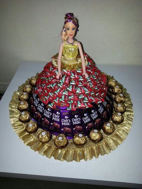 Birthday Basket Ideas, Chocolate Doll, Biscuit Decoration, Thali Decoration Ideas, Candy Bouquet Diy, Wedding Gift Pack, Cake Bridal, Birthday Basket, Bridal Gift Wrapping Ideas