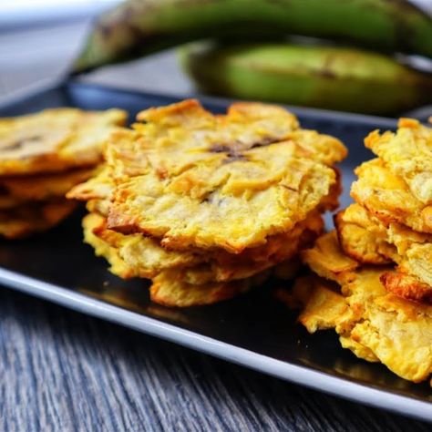 Si buscas recetas de aperitivos saludables, la airfryer o freidora de aire es una alternativa a tener en cuenta para hacer los snacks de siempre pero mucho más sanos. Y lo cierto es que sin manchar tanto y empleando mucho menos esfuerzo. Uno de nuestros favoritos son los tostones o patacones de plátano macho.Se trata de una receta de lo más fácil típica de los países latinoamericanos que es muy popular como aperitivo o para picar entre horas. La receta tradicional dicta que hay que freír el plát Air Fryer, Snacks