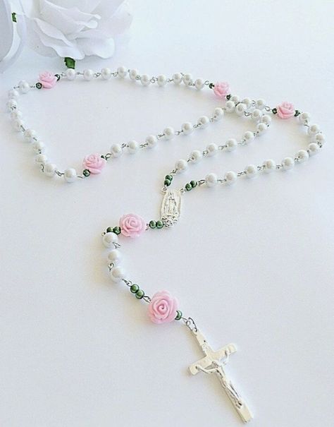 Diy Rosary Necklace, Flower Rosary, Rosary Chain Necklace, Rosary Jewelry, Braided Bracelet Diy, Diy Jewelry Rings, Catholic Jewelry, Beaded Jewels, Handmade Jewelry Tutorials