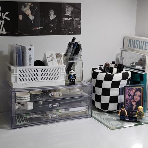 desk aesthetic desk organizer blackpink white enhypen album dilemma enhypen answer blackpink jisoo photocard display Photocard Organizer, Blackpink Jisoo Photocard, Dilemma Enhypen, Aesthetic Desk Organizer, Photocard Display, Jisoo Photocard, Album Organizer, Kpop Desk, Packing Station