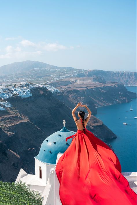 Santorini is one of unique vacation or honeymoon destination. You should do this beautiful long tail dress photography session! With who? With us! Greece Flying Dress, Flying Dresses Photography, Photoshoot Santorini, Santorini Flying Dress, Photo Shoot In Santorini, Santorini Fashion Editorial, Flying Dress Photoshoot Santorini, Santorini Blue, Santorini Photographer