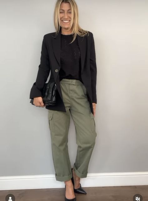 Wide Leg Army Green Pants Outfit, Styling Khaki Pants Women, Dark Khaki Pants Outfit, Khaki Shirt Outfit Women, Khaki Green Pants Outfit, Khaki Pants Outfit Ideas, Khaki Jeans Outfit, Khakis Outfit, Green Pants Outfit