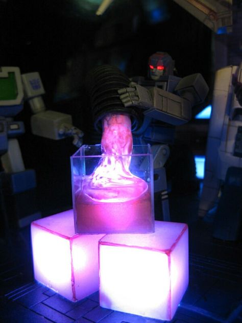 Filling energon cubes Energon Cubes, Transformers Aesthetic, Transformers Energon, Transformers 3, Transformers G1, Transformers Artwork, 80s Cartoons, Cooking Recipe, Transformers Art