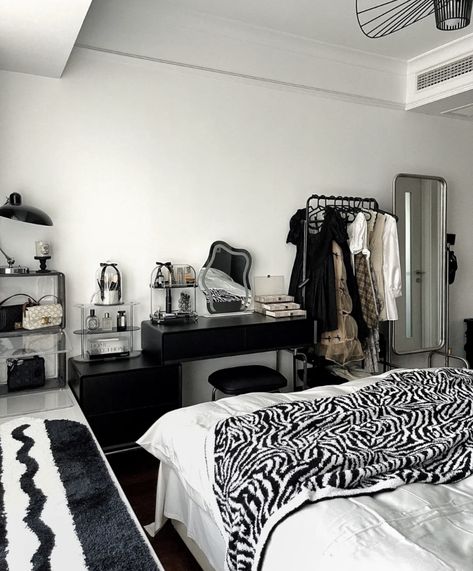 Black And Silver Room, Black And White Themed Bedroom, Black Furniture Bedroom Aesthetic, Black And White Room Ideas, Black And White Room, Bedroom Black And White, Black And White Bedroom, Dekorasi Kamar Tidur, Room Black