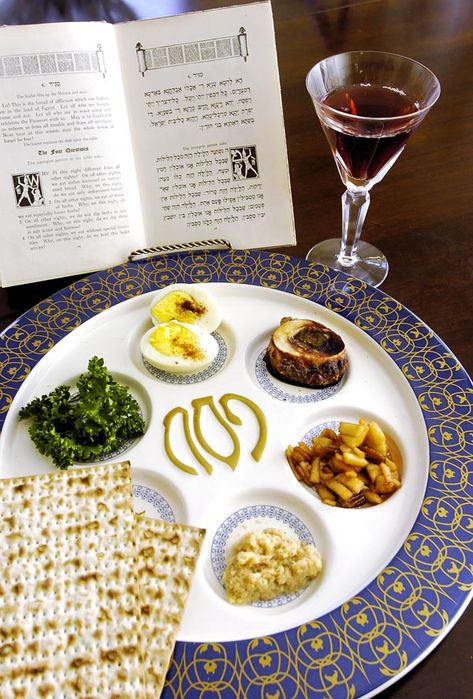 Passover Images, Seder Meal, Jewish Feasts, Pesach Seder, Feasts Of The Lord, Jewish Celebrations, Passover Seder, Seder Plate, Passover Recipes