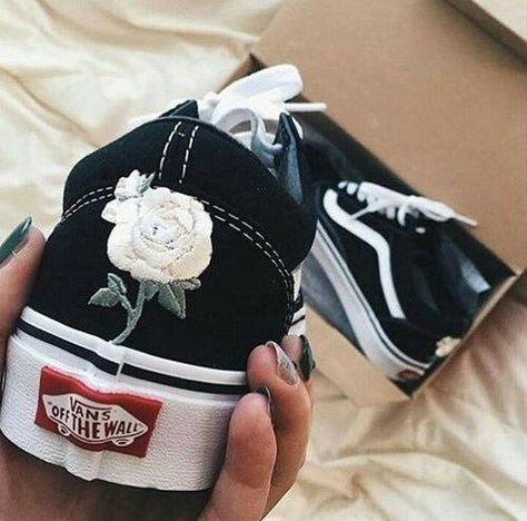 -` pinterest : Noa Meirsman´- Skateboard Style, Grunge Tattoo, Basket Style, White Vans, Shoe Closet, Dream Shoes, Shoe Obsession, Shoe Game, Vans Shoes