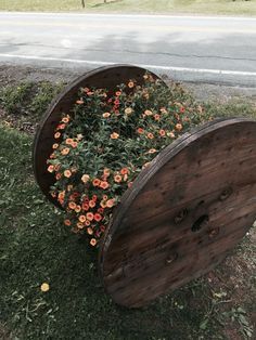 Wooden Cable Reel, Wooden Spool Tables, Wooden Spool Projects, Spool Furniture, Spool Tables, Cable Spool, Diy Garden Bed, Cable Reel, Wood Spool