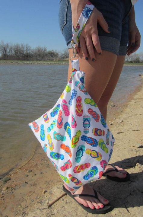 Swim Wetbag Tutorial--need 1/2 yd PUL fabric for lining to make this--would be nice for vacation Wet Bag Tutorials, Sewing Project Ideas, Summer Sewing, Bernina Blog, Diy Bags Patterns, Laminated Fabric, Sewing Bags, Making Stuff, Bag Tutorial