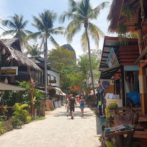 Railay Beach Krabi Thailand (Ao Nang) - Gadsventure - Family travel Krabi Ao Nang, Railey Beach Thailand, Krabi Town Thailand, Thailand Party, Ao Nang Thailand, Railay Beach Thailand, Railay Beach Krabi, Thailand Krabi, Ao Nang Beach