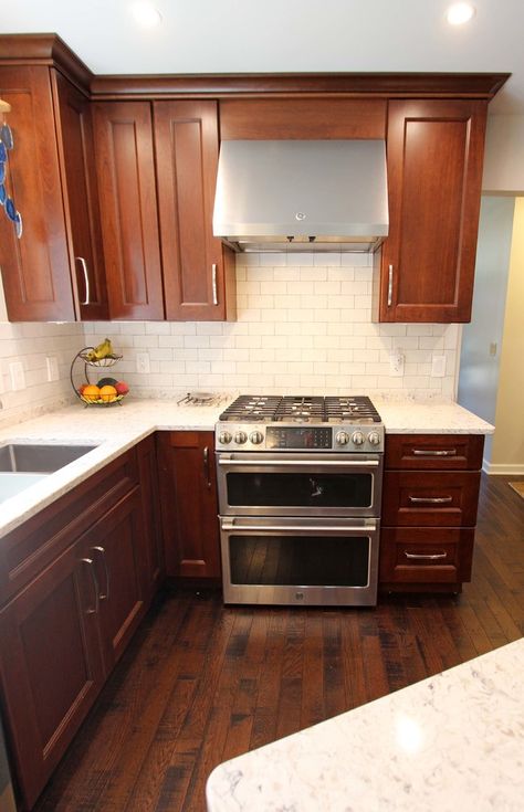 Cherry Brown Kitchen Cabinets, Cherry Wood Kitchen Ideas, Cherry Cabinets With White Backsplash, Backsplash With Cherry Cabinets, Cherry Cabinets Quartz Countertops, Cherry Wood Kitchen, Quartz Countertops With Cherry Cabinets, Cherry Cabinets With White Countertops, Best Backsplash For Cherry Cabinets