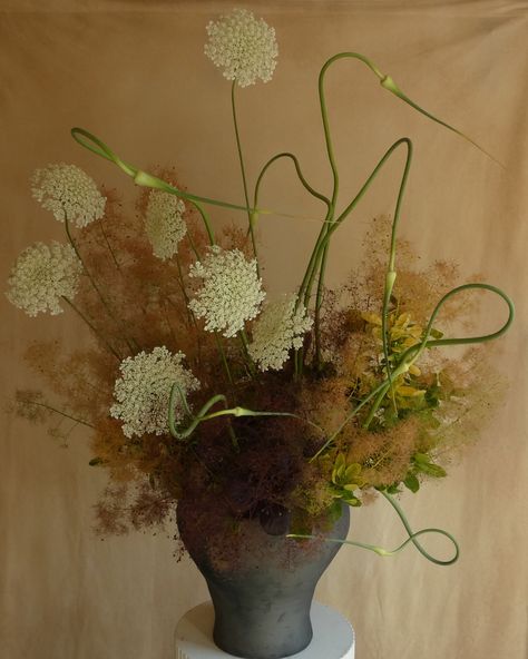 Fall Floral Tablescapes, Smokebush Arrangement, Eclectic Flowers, Autumn Floral Arrangements, Garlic Flower, Garlic Scapes, Flower Words, Orange Bowl, Ikebana Flower Arrangement