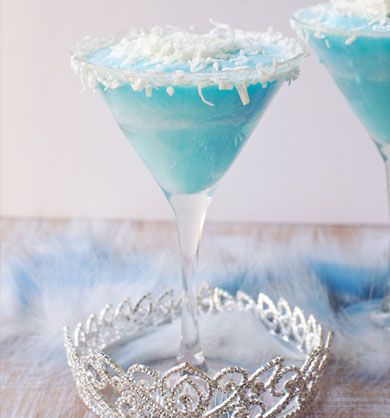 These Jack Frost Martinis are beckoning to be served at your holiday parties; a winter version of the Pina Colada and it's oh so good. January Martinis, Frozen Martini Recipes, Winter Martini Recipes, Snowflake Martini Recipe, Jack Frost Christmas, Snowflake Martini, Jack Frost Cocktail, Gin Punch, Christmas Beverages