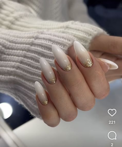 Christmas Nails Gold And White, White Gold Christmas Nails, White And Gold Christmas Nails, White Nails With Gold, Barbie Nails, Unghie Sfumate, Milky Nails, Nagellack Trends, Wow Nails