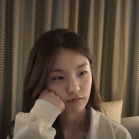 yeji Yeji Itzy Funny, Itzy Sleeping, Yeji Crying, Yeji Memes Funny, Yeji Sleeping, Yeji Hwang, Yeji Live, Itzy Wallpaper, Hwang Yeji