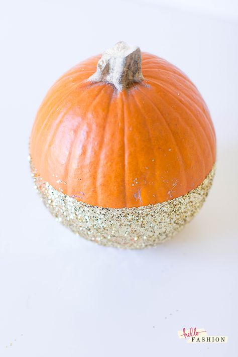 DIY Glitter Pumpkins Sparkle Pumpkins, Pumkin Decoration, Halloween Chic, Easy Pumpkin Carving, Halloween Pumpkins Painted, Glitter Pumpkins, Diy Glitter, Spooky Halloween Decorations, Hello Fashion