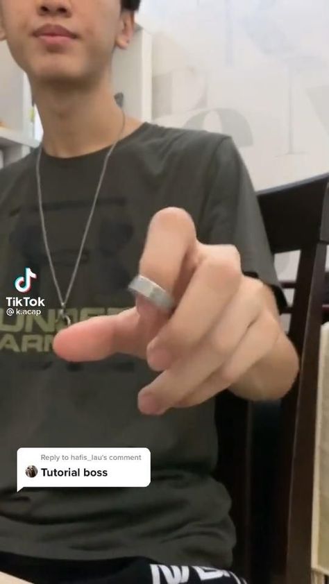 How To Spin A Ring In Your Hand, How To Do The Ring Trick, Ring Spinning Tutorial, Ring Spinning Tricks Tutorial, Easy Penspinning, Balisong Tricks Tutorial, Pen Spinning Tricks Easy, Balisong Aesthetic, Balisong Tutorial