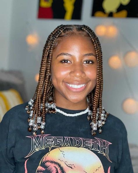 Short Box Braids Hairstyles Shoulder Length, 30 Box Braids, Box Braids Beads, Hairstyle With Beads, Twist Hairstyle Kids, Style Your Box Braids, Shoulder Length Box Braids, Box Braids With Beads, Side Down Hairstyles