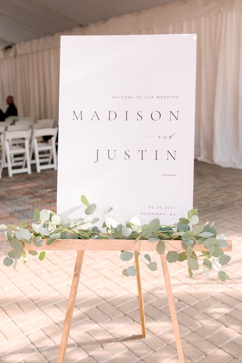 Welcome Table Flowers Wedding, Wedding Welcome Sign Minimalist, Welcome Easel Wedding, Minimal Decoration For Engagement, Wedding Signage Minimalist, Welcome Sign At Wedding, Wedding Sign On Easel, Welcome Sign Ideas Wedding, Diy Crisp Wall Wedding