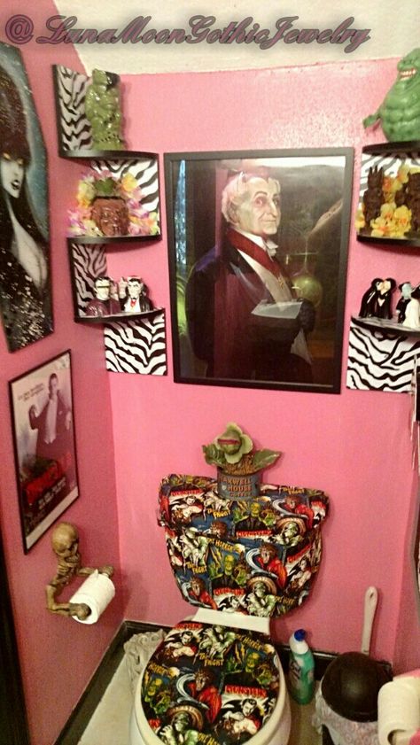 Our Bathroom that went viral in Facebook! Halloween. Horror. Haunted. It's got it all :) Horror Bathroom Ideas, Punk Bathroom Aesthetic, Horror Bathroom Decor, Horror Decor Interior Design, Horror Themed Bathroom, Movie Bathroom Decor, Horror Movie Bathroom, Clown Bathroom, Punk Bathroom