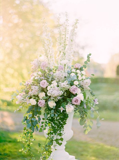 Floral arrangement in dusty purple Dusty Purple Wedding, Stockholm Wedding, 2026 Wedding, Alter Flowers, Floral Workshop, Plant Inspiration, Enchanted Castle, Altar Arrangement, Beautiful Wedding Flowers