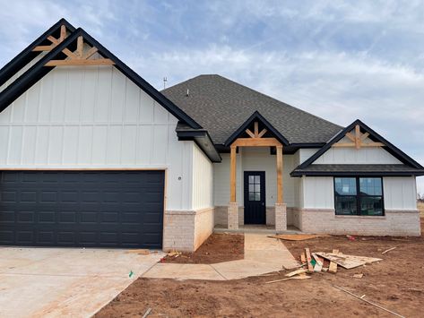 White Bungalow House Exterior, Bungalow House Exterior, Barndo Ideas, White Bungalow, Flip House, White Exterior Houses, Cambridge House, House Facade, Grant Park