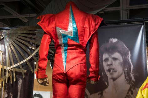 Rock Hall on Twitter: "From the museum: This suit designed by Freddie Burretti in 1972 was worn by @DavidBowieReal during his tour supporting The Rise & Fall of Ziggy Stardust & the Spiders from Mars. More: https://t.co/MJvptVdQU2 What are your favorite memories of the starman? https://t.co/LP7k49TLpG" / Twitter Glam Rock Aesthetic, The Spiders From Mars, Spiders From Mars, 70s Glam Rock, Glam Rock Style, Mario E Luigi, 70s Glam, Major Tom, Ziggy Stardust