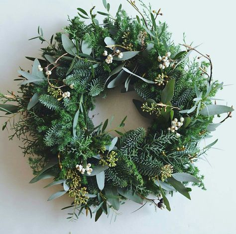 Outdoor Christmas Wreaths, Christmas Booth, Lights For Christmas, Pretty Christmas Decorations, Holiday Wreaths Christmas, Christmas Shoot, Hosting Christmas, Xmas Deco, Christmas Door Wreaths