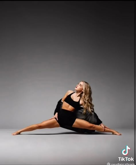 Split Dance Pose, Dance Full Body Shots, Contemporary Picture Poses, Jazz Photography Poses, Dance Photoshoot Ideas Jazz, Dance Action Shots Photography, Dance Inspo Pics, Lyrical Poses For Pictures, Dance Poses For Pictures Jazz