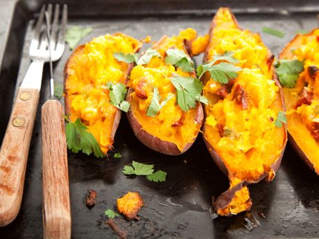 Santa Fe Sweet Potato! Protein: Turkey Fat : Guacamole and full fat Greek Yogurt Carbs: Sweet Potato, onion, tomatoes, salsa. H Pylori, Twice Baked Sweet Potatoes, Best Fat Burning Foods, Winter Vegetables, Sukkot, Diet Food List, Idee Pasto Sano, Sweet Potato Recipes, Fat Burning Foods