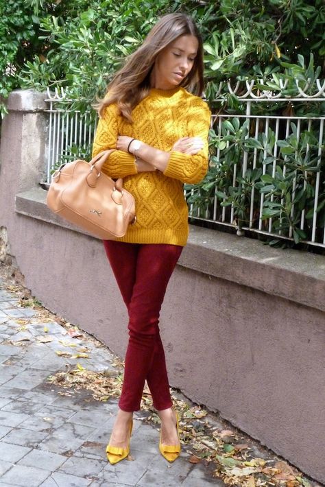 burgundy and mustard Yellow And Burgundy Outfit, Gryffindor Lookbook, Mustard Sweater Outfit, Yellow Shoes Outfit, Outfit Maroon, Burgundy Outfits, Wine Pants, Sweater And Jeans Outfit, Collage Girl