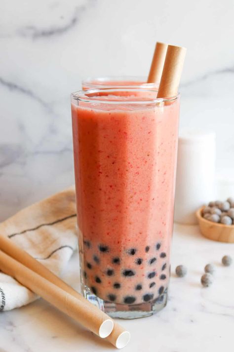 Beat the heat with fun & fruity bubble tea smoothies. They're perfect as an easy breakfast, midday snack, lunch or healthy dessert. Adding tapioca pearls to the mix makes this treat nice & filling (and of course, extra delicious)! No need to buy boba, you can make it right in the comfort of your own home. Homemade drinks are more affordable & you can control the amount of sugar added for a healthier beverage. Make your smoothie in 10-15 minutes. Super convenient when you need something fast! Boba Smoothie Recipe, Boba Business, Bobo Tea, Mango Boba, Fruit Bubble Tea, Boba Party, Nordic Recipes, Boba Smoothie, Boba Tea Recipe