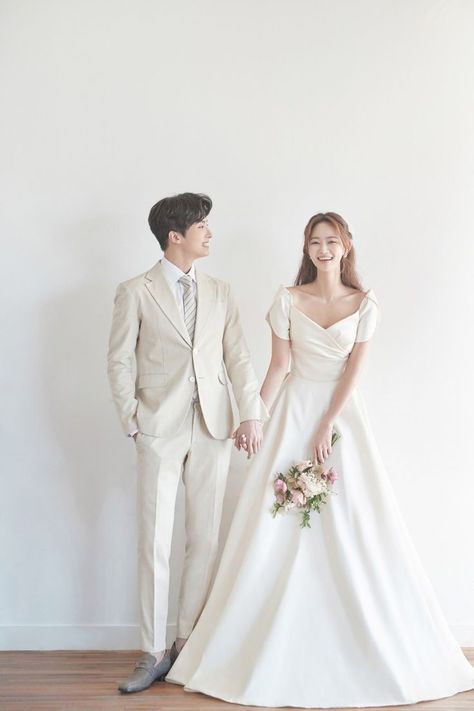 Filipiniana Wedding Dress, Korean Couples, Korean Wedding Dress, Minimal Wedding Dress, Korean Wedding Photography, Wedding Photo Studio, Simple Wedding Gowns, Wedding Photoshoot Props, Couple Wedding Dress