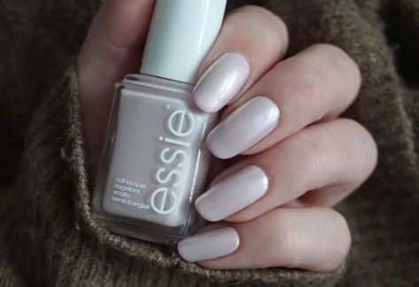 Essie Pillow talk the talk (Not red-y for bed) - Noae Nails Baby Pink Nails, Nude Nail Polish, Nude Nail, Red Y, The In Between, Pink Nail Polish, Liquid Eyeshadow, Nail Polish Collection, Pillow Talk