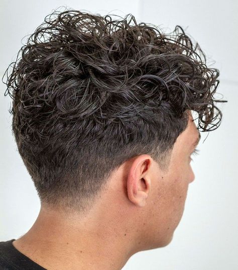 Rounded Taper Fade in the Back. This collection of tapered neckline haircuts is stylish, masculine and fashion-forward. Find the most popular men’s hairstyles with cool neck taper ideas. Neckline Haircut, Haircuts For Curly Hair Men, Curly Hair Taper, Men's Curly Hairstyles, Modern Pompadour, Edgy Short Haircuts, Cool Hair Designs, Curly Hair Fade, Men Haircut Curly Hair