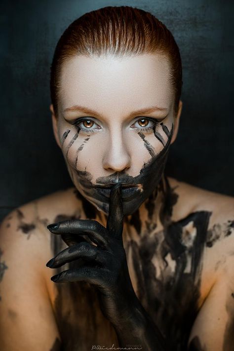 Black Paint Photoshoot, Horror Portrait Photography, Creepy Photoshoot Ideas, Profesional Photography, Hands On Face, Portrait Black And White, Dark Beauty Photography, Dark Portrait, Europe Germany