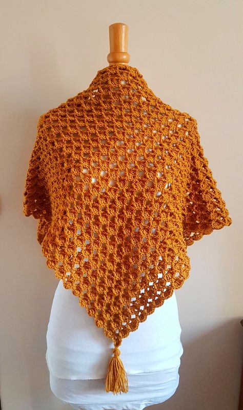 Crochet Caplet, Poncho Au Crochet, Knitted Slippers Pattern, Crochet Lace Shawl, Easy Crochet Stitches, Crochet Triangle, Crochet Shawl Pattern Free, Crochet Mandala Pattern, Crochet Shawls And Wraps