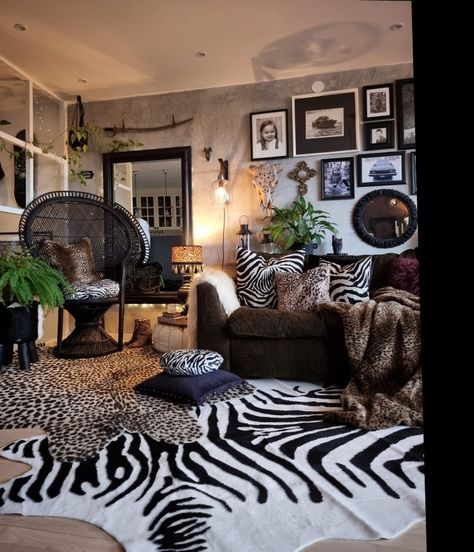 Lights Living Room Ideas, Room Ideas Tapestry, Interior Ideas Living Room, Bohemian Deco, Zebra Rug, Tapestry Rug, Gothic Room, Decor Salon, Animal Print Pillows