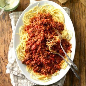 Meaty Spaghetti Sauce Recipe: How to Make It | Taste of Home Slow Cooker Spaghetti Sauce, Italian Pasta Sauce, Slow Cooker Spaghetti, Sauce Spaghetti, Spaghetti Sauce Recipe, Spaghetti Dinner, Homemade Spaghetti Sauce, Homemade Spaghetti, Minced Meat